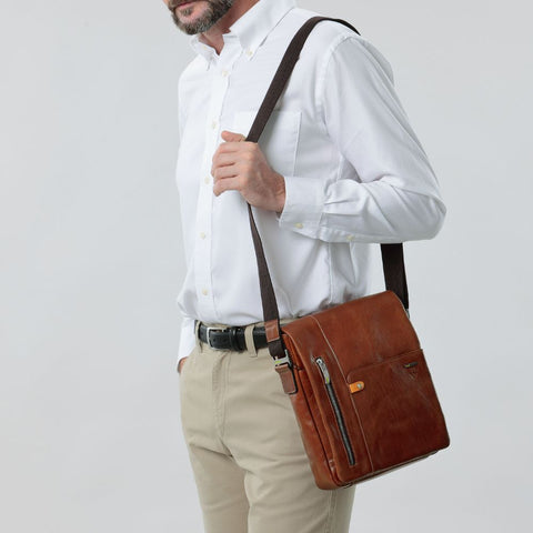 【711】イタリア製 バケッタレザーフラップショルダーバッグ(伊・アチャイオ)(週刊新潮紹介)