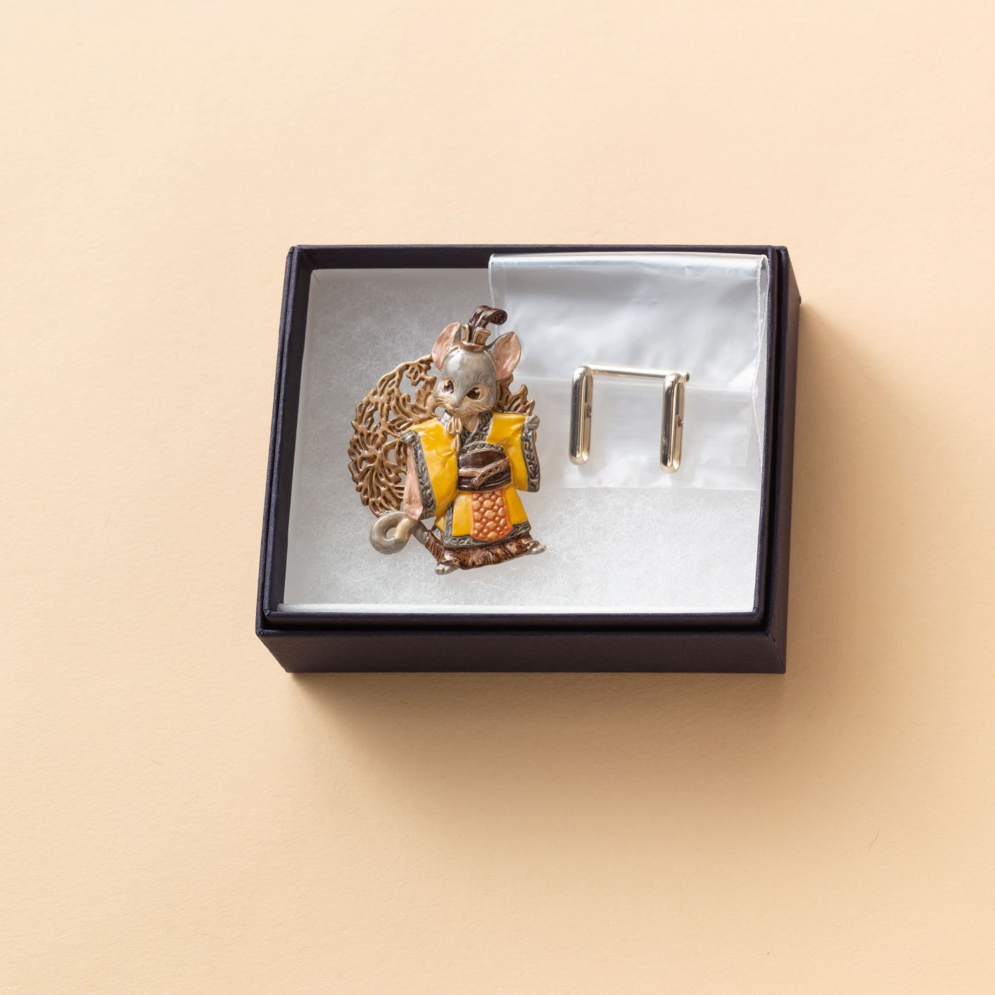 「十二国記」ブローチ<楽俊・二>(帯留め金具付き)