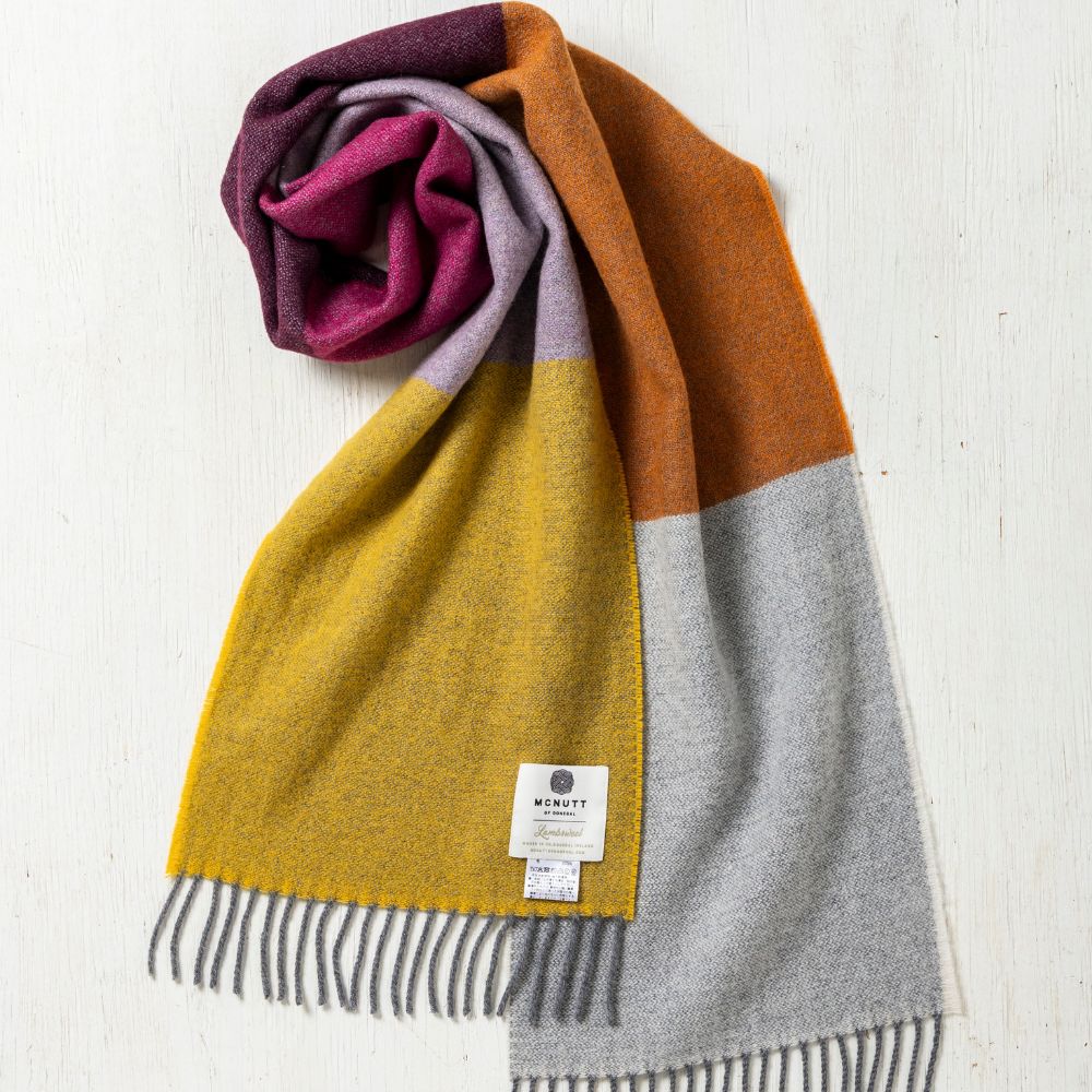 【736】多色使いマフラー（アイルランド・マクナット・オブ・ドネガル）（週刊新潮紹介）